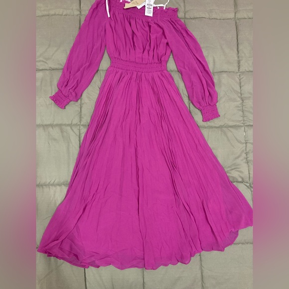 Forever New Taylor Off Shoulder Midi Dress - Picture 6 of 8